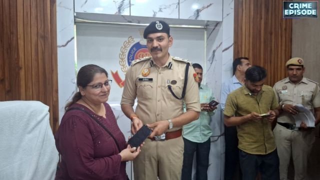 दिल्ली पुलिस की बड़ी सफलता: एक महीने में 76 खोए हुए और चोरी हुए मोबाइल फोन उनके असली मालिकों को लौटाए गए